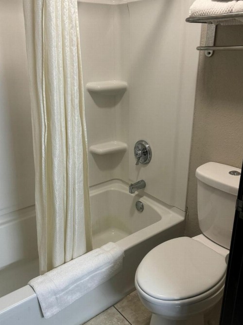 Econo Lodge Lincoln - image 7