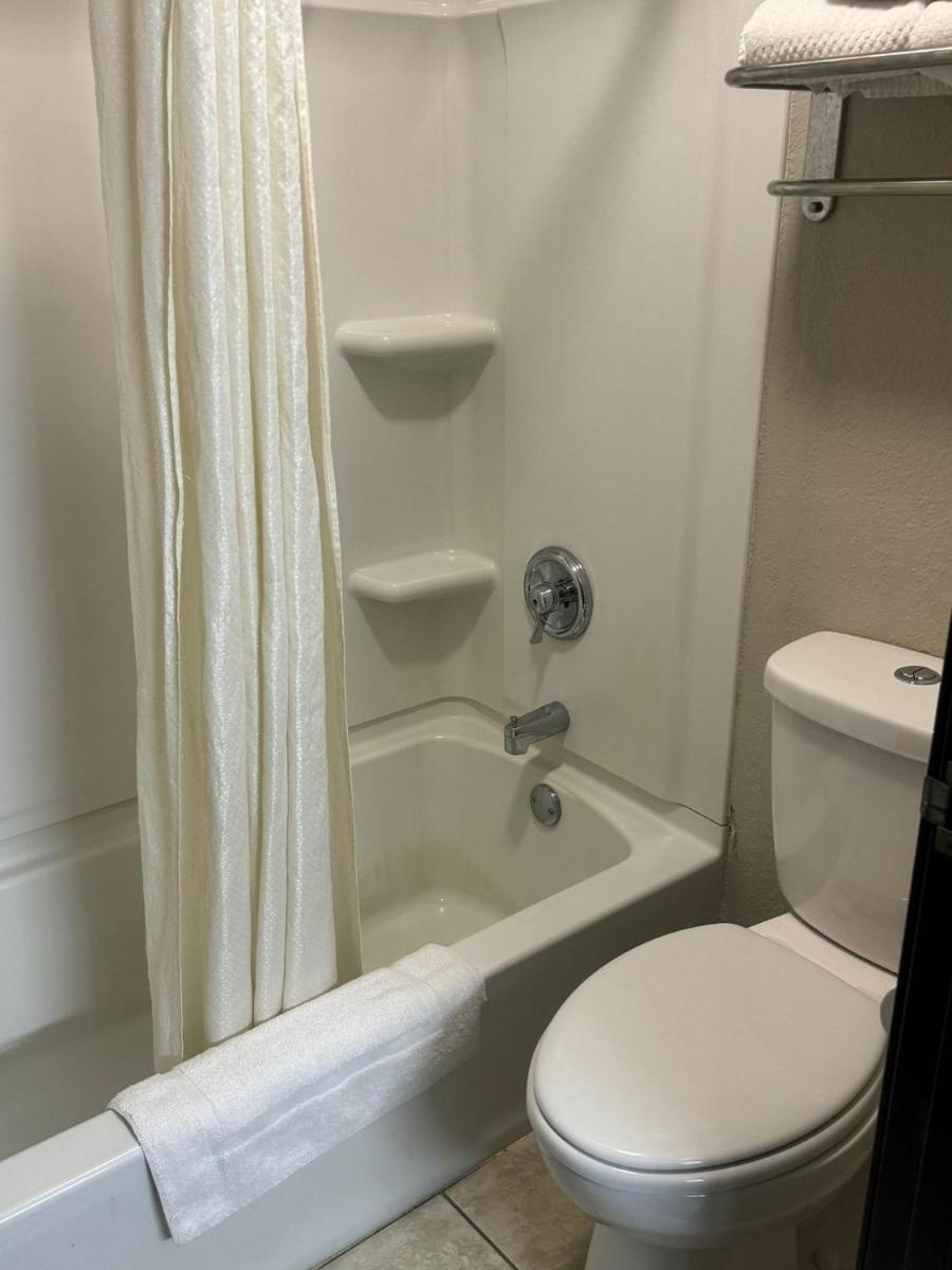 Econo Lodge Lincoln - image 7