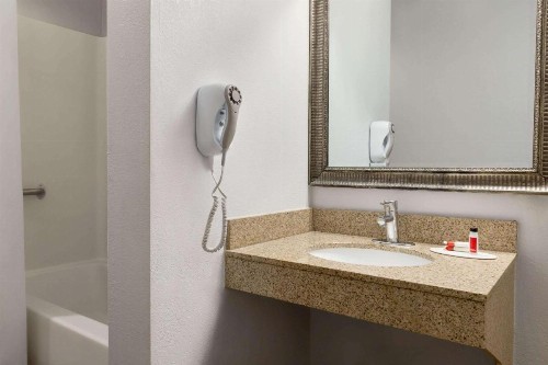 Microtel Inn & Suites Lincoln - image 10