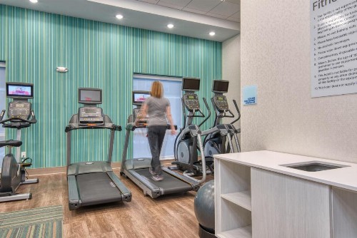 Holiday Inn Express Hotel and Suites Lincoln Airport an IHG Hotel - image 11