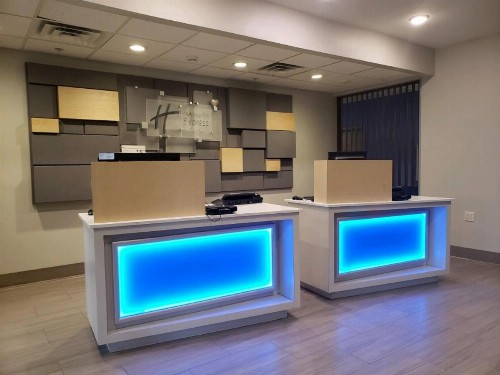Holiday Inn Express Hotel and Suites Lincoln Airport an IHG Hotel - image 13
