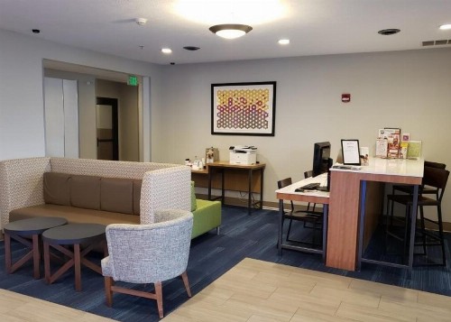 Holiday Inn Express Hotel and Suites Lincoln Airport an IHG Hotel - image 18