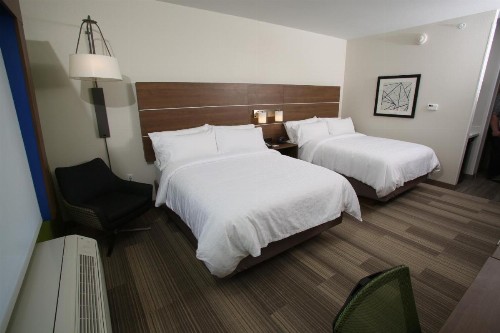 Holiday Inn Express Hotel and Suites Lincoln Airport an IHG Hotel - image 4