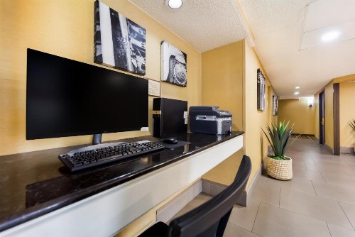 Country Inn & Suites by Radisson Lincoln Airport NE - image 11