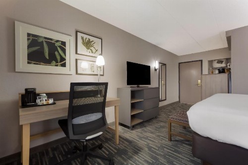 Country Inn & Suites by Radisson Lincoln Airport NE - image 17