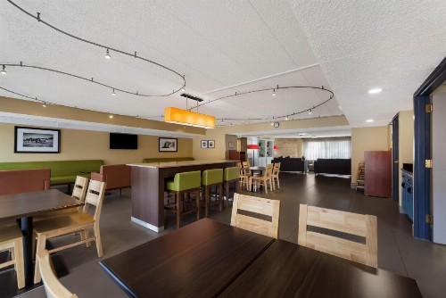 Country Inn & Suites by Radisson Lincoln Airport NE - image 5