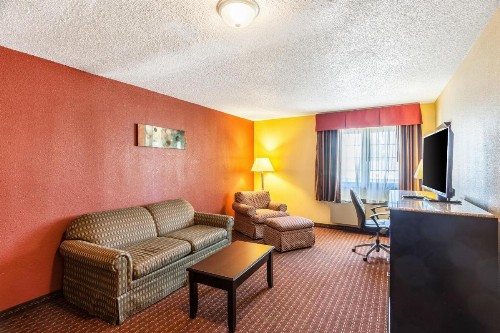 Quality Inn and Suites Lincoln - image 24