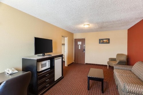 Quality Inn and Suites Lincoln - image 39