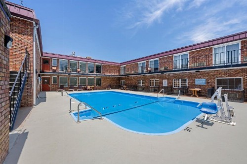 Quality Inn and Suites Lincoln - image 9