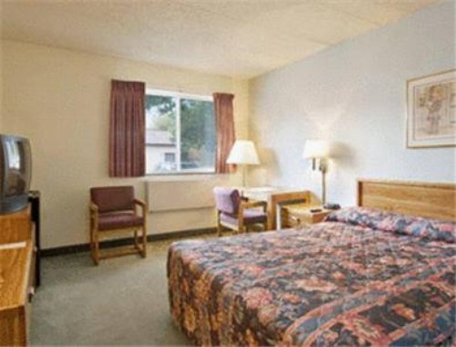 Sunset Inn & Suites - image 4