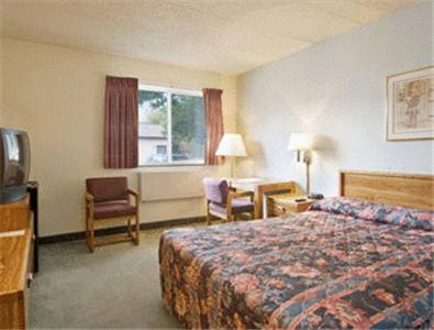 Sunset Inn & Suites - image 4