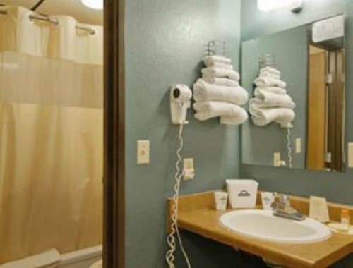 Sunset Inn & Suites - image 6