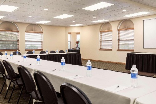 Country Inn & Suites by Radisson Lincoln North Hotel and Conference Center NE - image 12
