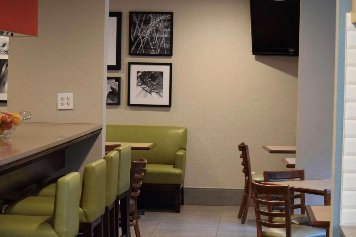 Country Inn & Suites by Radisson Lincoln North Hotel and Conference Center NE - image 4