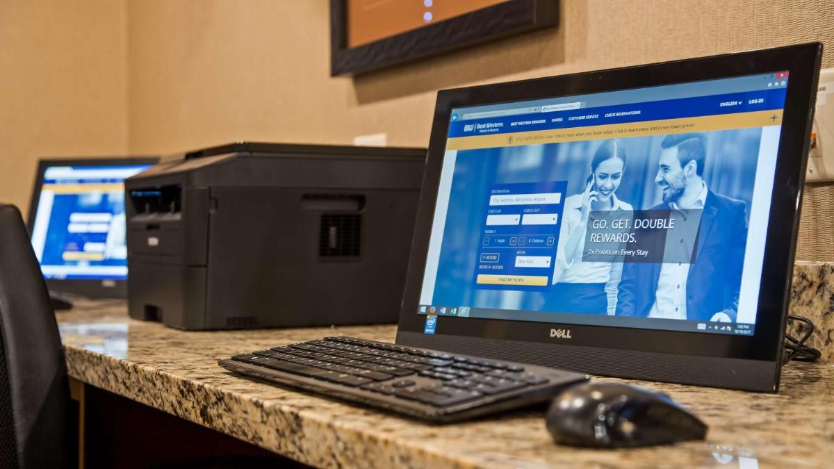 Best Western Plus Lincoln Inn & Suites - image 2