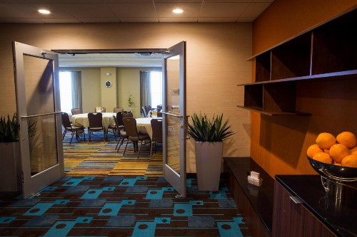 Fairfield Inn & Suites by Marriott Lincoln Southeast - image 13