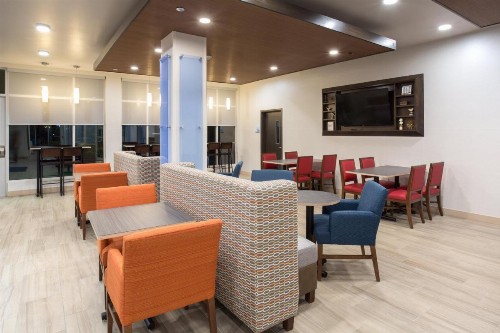 Holiday Inn Express & Suites Lincoln I - 80 an IHG Hotel - image 29
