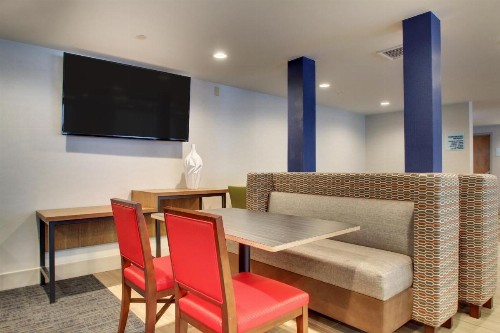 Holiday Inn Express & Suites - Lincoln East - White Mountains an IHG Hotel - image 7