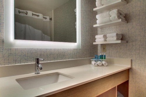 Holiday Inn Express & Suites - Lincoln East - White Mountains an IHG Hotel - image 8