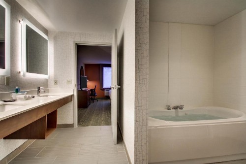 Holiday Inn Express & Suites - Lincoln East - White Mountains an IHG Hotel - image 9