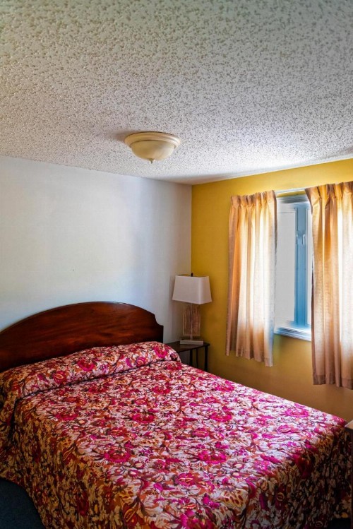 Parker's Motel - image 10