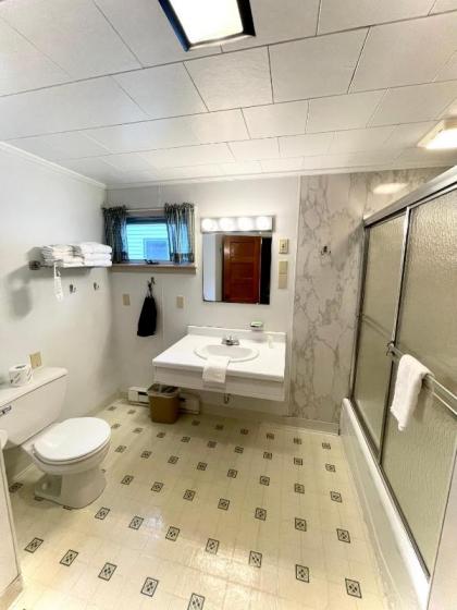 Mount Coolidge Motel - image 13