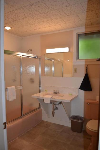 Mount Coolidge Motel - image 8