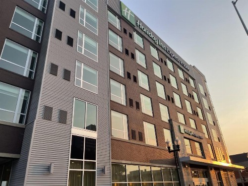 Holiday Inn Express & Suites - Lincoln Downtown  an IHG Hotel - image 2