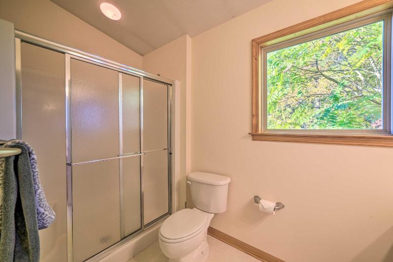Secluded Getaway with Mtn Views Deck and Fire Pit - image 4