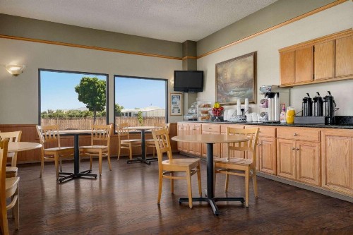 Super 8 by Wyndham Lindsay Olive Tree - image 20