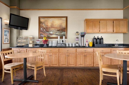 Super 8 by Wyndham Lindsay Olive Tree - image 32