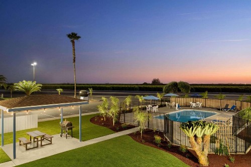 Super 8 by Wyndham Lindsay Olive Tree - image 33