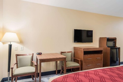 Econo Lodge Inn And Suites Little Rock - image 15