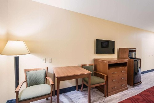 Econo Lodge Inn And Suites Little Rock - image 18