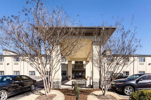 Econo Lodge Inn And Suites Little Rock - image 2