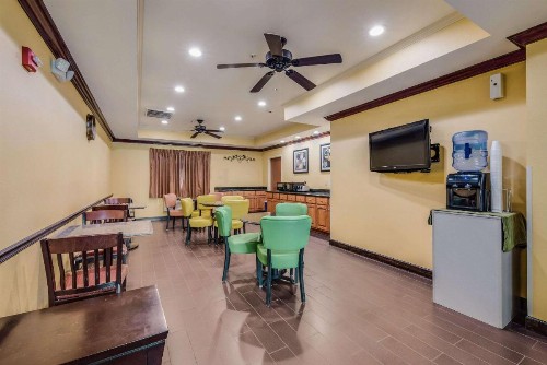 Econo Lodge Inn And Suites Little Rock - image 23