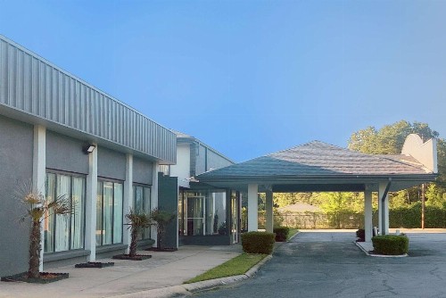 Baymont by Wyndham Little Rock - image 8