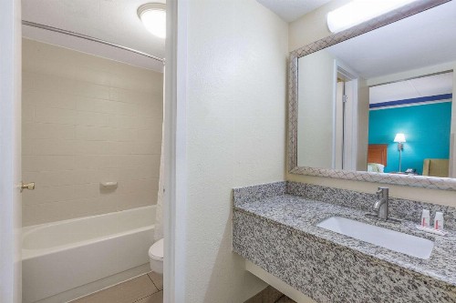 Days Inn by Wyndham Little Rock/Medical Center - image 2