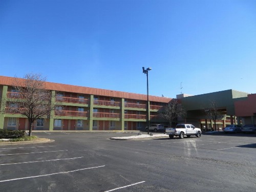 Super 8 by Wyndham Little Rock/Otter Creek - image 1