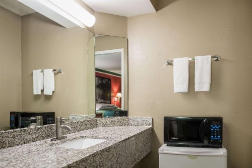 Super 8 by Wyndham Little Rock/Otter Creek - image 2