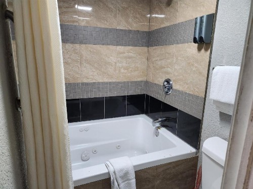 Americas Best Value Inn and Suites Little Rock - image 26