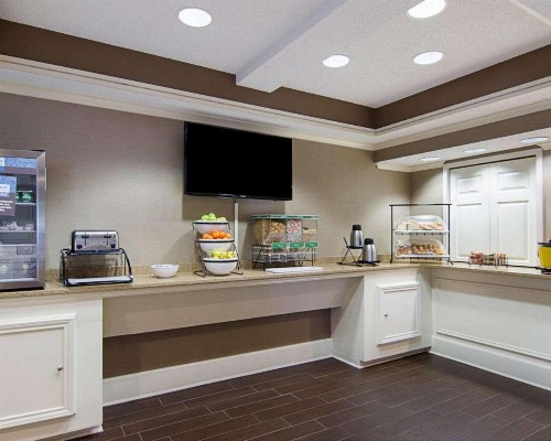 Quality Inn & Suites West - image 15
