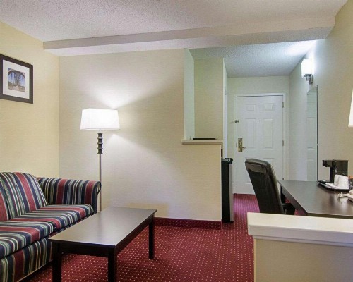 Quality Inn & Suites West - image 23