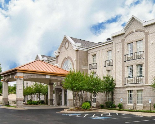 Quality Inn & Suites West - image 29