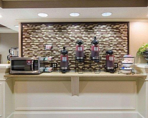 Quality Inn & Suites West - image 6