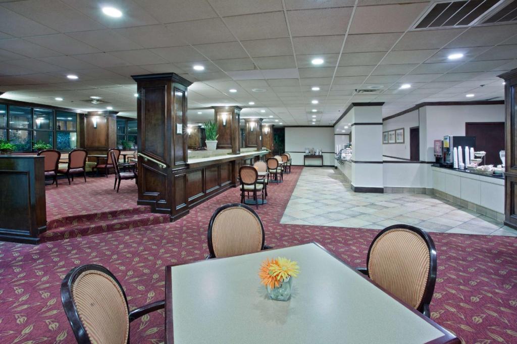 La Quinta by Wyndham Downtown Conference Center - image 5
