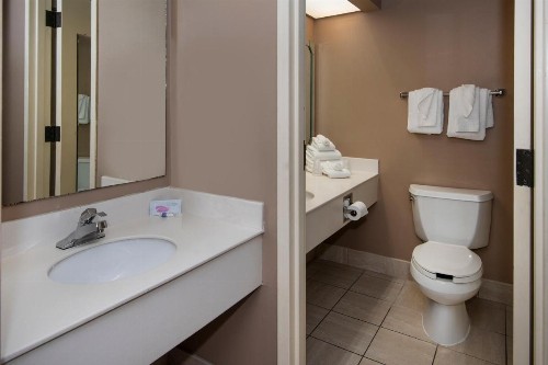 Guest Inn & Suites - Midtown Medical Center - image 15
