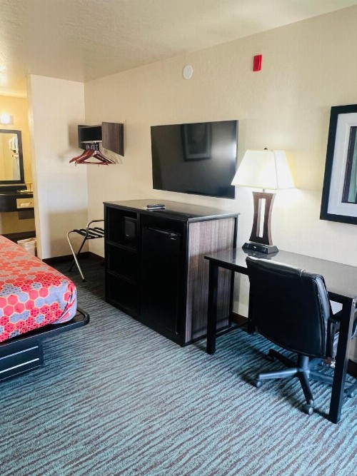 Garden Inn and Suites - image 5