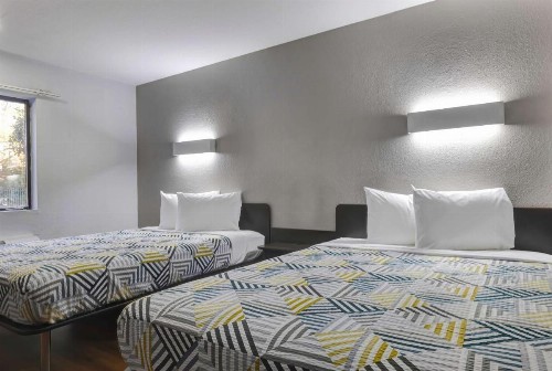 Little Rock Inn & Suites - image 6