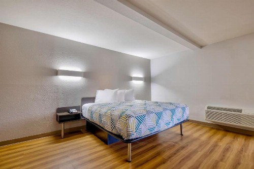 Little Rock Inn & Suites - image 9